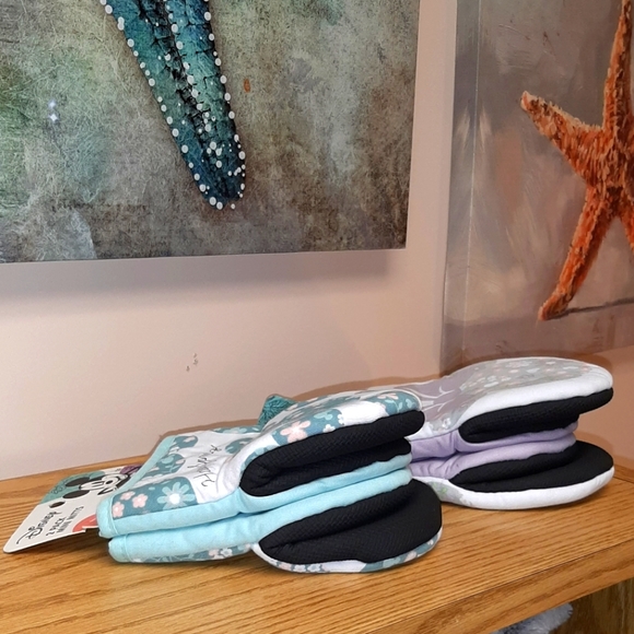 Mickey & Minnie Mouse Mini Mitts - 2 Sets NWT - Picture 8 of 11